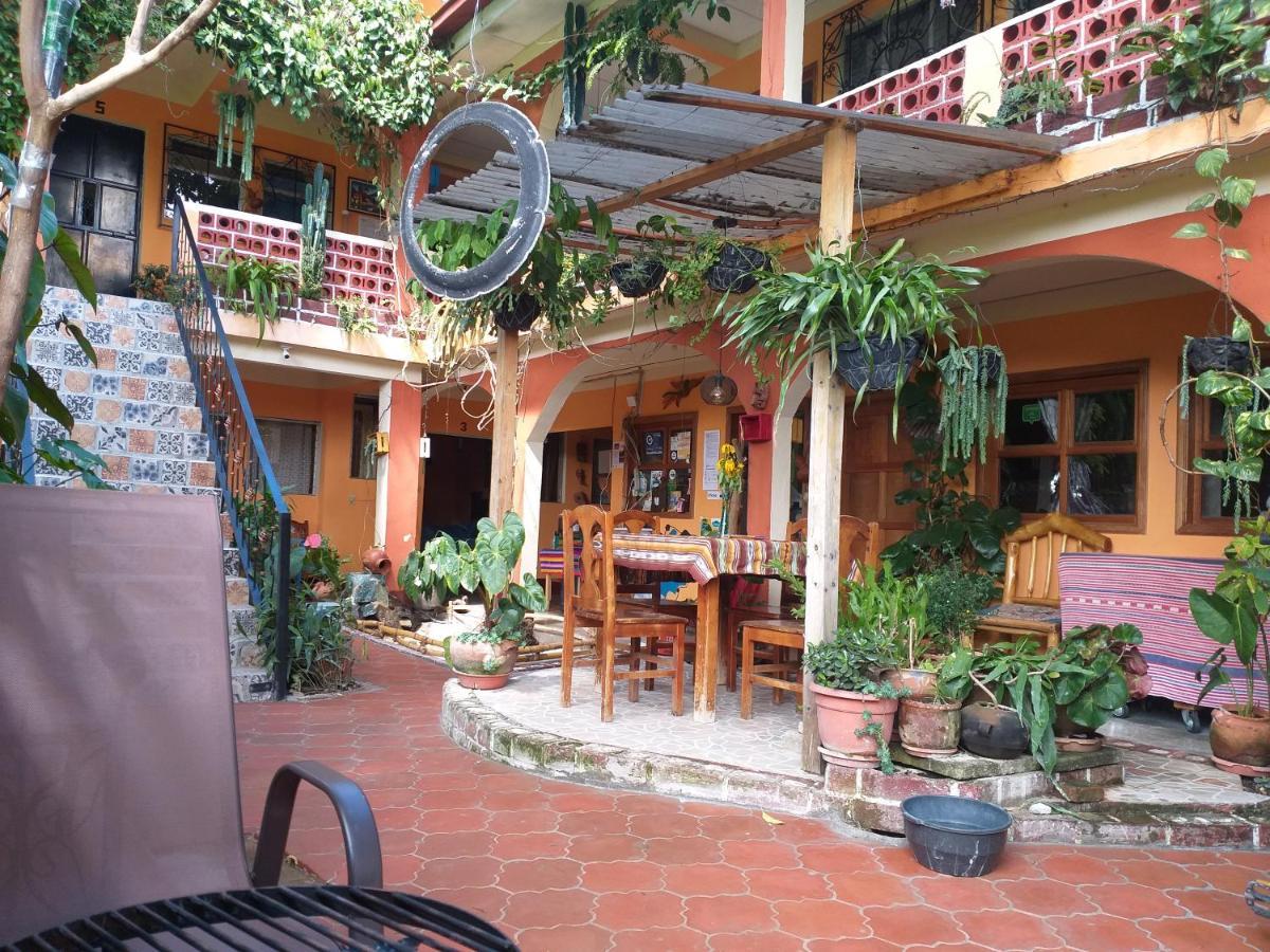 Hospedaje El Viajero Panajachel Exterior photo